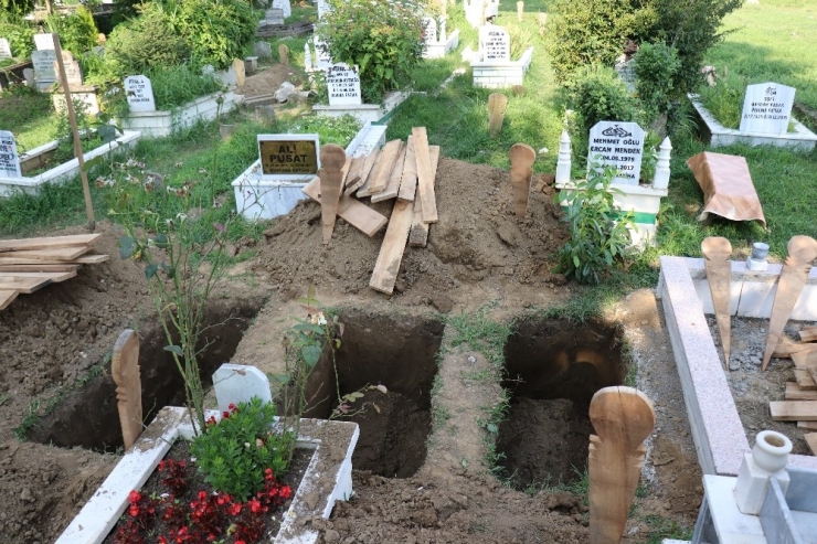 Selde Hayatını Kaybeden Anne Ve 2 Kızı Son Yolculuklarına Uğurlandı