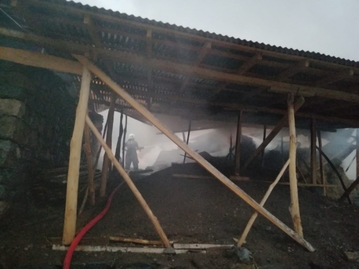 Mahallede Çıkan Yangın 8 Saat Sonra Kontrol Altına Alınabildi