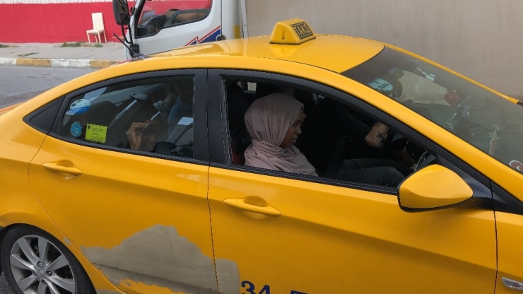 Esenyurt’ta Genç Kıza Kapkaç Şoku Kamerada