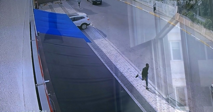 Esenyurt’ta Genç Kıza Kapkaç Şoku Kamerada