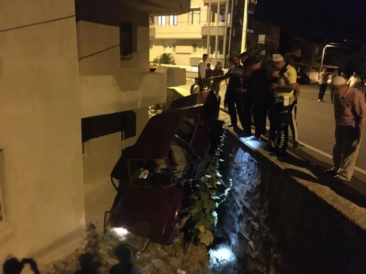 Isparta’da Otomobil Evin Bahçesine Uçtu, Sürücüsü Kaçtı