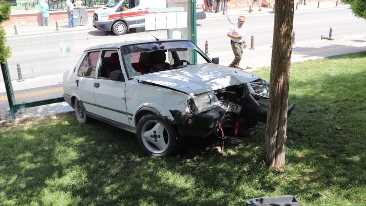 Kontrolden Çıkan Otomobil Ağaç Ve Durağa Çarptı: 2 Yaralı