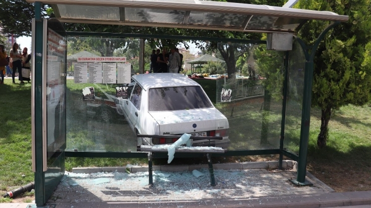 Kontrolden Çıkan Otomobil Ağaç Ve Durağa Çarptı: 2 Yaralı