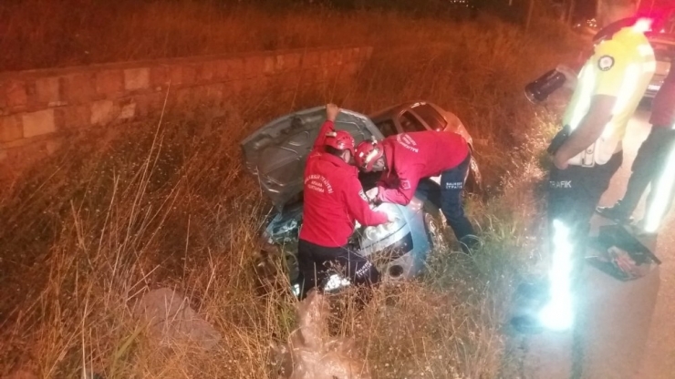 Burhaniye’de Araç Yan Yola Uçtu: 3 Yaralı