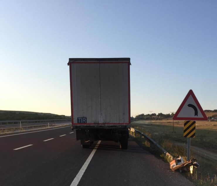 Tıra Çarpan Otomobil Sürücüsü Yaşamını Yitirdi