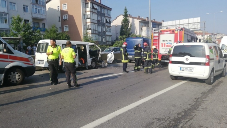 Park Halindeyken Hareket Eden Panelvan Araç Kazaya Neden Oldu: 1’i Ağır 2 Yaralı