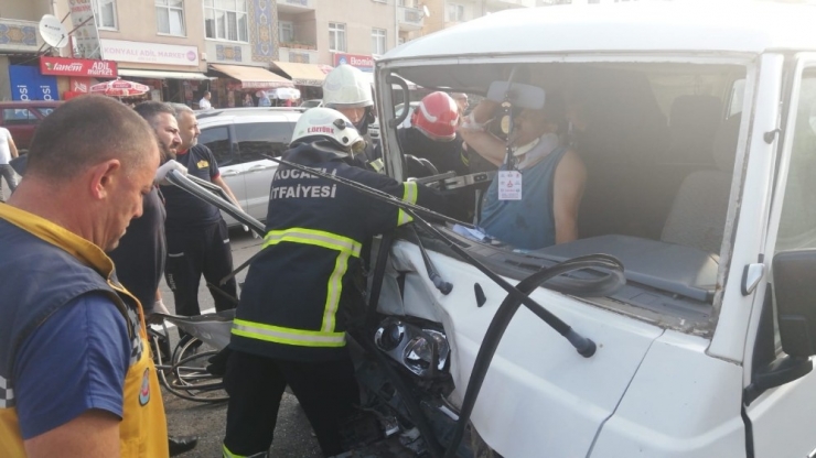 Park Halindeyken Hareket Eden Panelvan Araç Kazaya Neden Oldu: 1’i Ağır 2 Yaralı