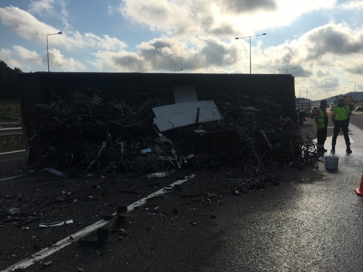 Kuzey Marmara Otoyolu’nda Hurda Yüklü Tır Devrildi