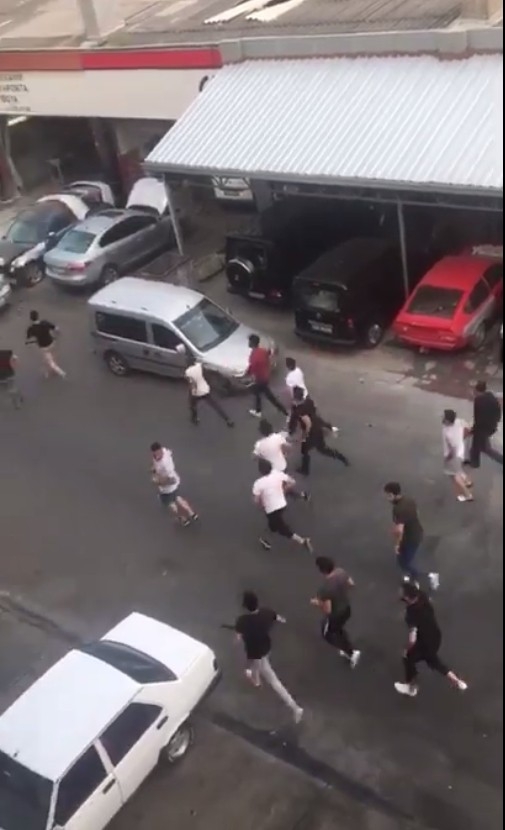 Maslak’ta Elleri Sopalı Bir Grubun İş Yerini Basma Anı Kamerada