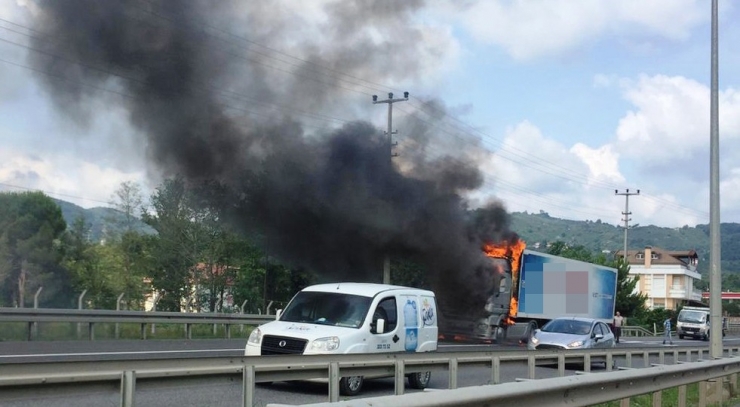 Ordu’da Sebze-meyve Yüklü Tır Alev Alev Yandı