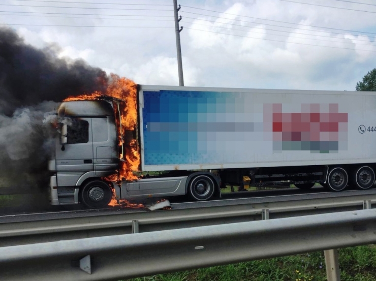 Ordu’da Sebze-meyve Yüklü Tır Alev Alev Yandı