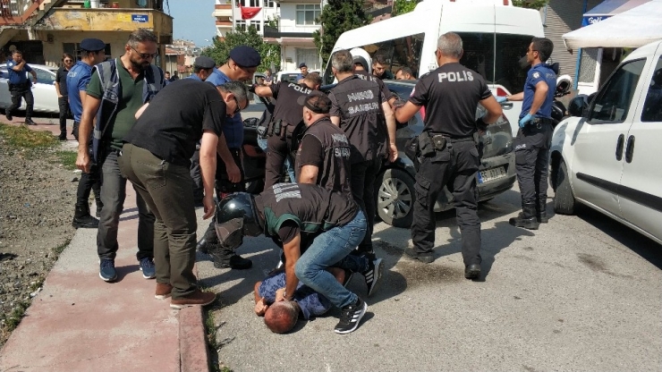 Uygulamada Polisten Kaçan Otomobil Polis Aracına Çarparak Durdu