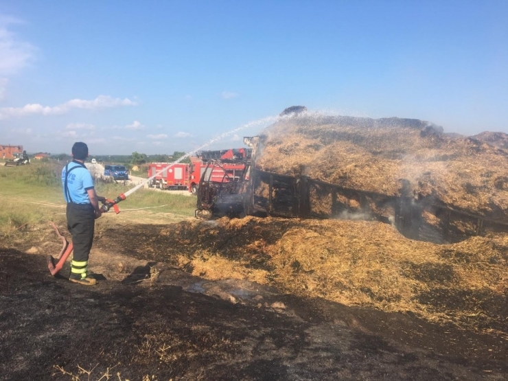 Saman Balyası Yüklü Kamyon Alev Alev Yandı