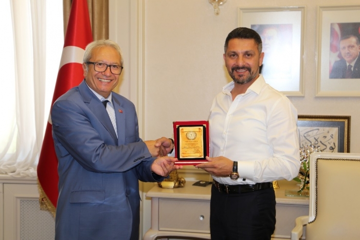 Yüzügüllü, Yılın Başarılı Belediye Başkanı Seçildi