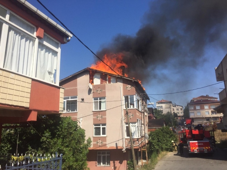 Ümraniye’de Korkutan Çatı Yangını
