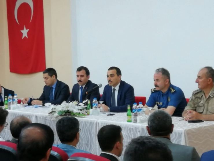 Vali Öksüz, Muhtarlarla Bir Araya Geldi