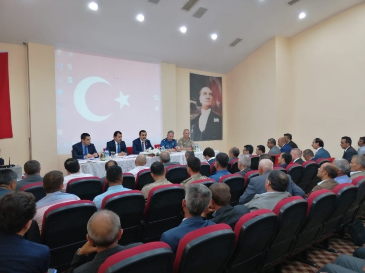 Vali Öksüz, Muhtarlarla Bir Araya Geldi