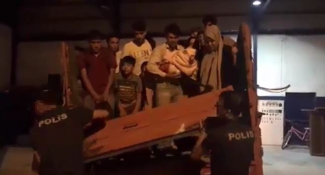 Kamyonet Kasasında 52 Kaçak Göçmen Yakalandı