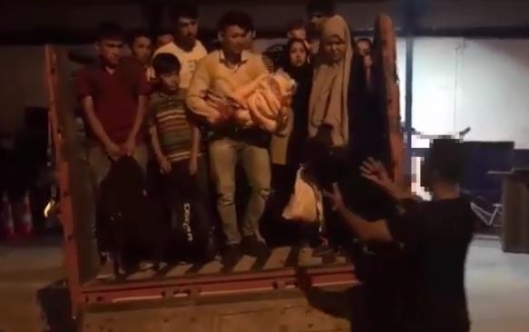 Kamyonet Kasasında 52 Kaçak Göçmen Yakalandı