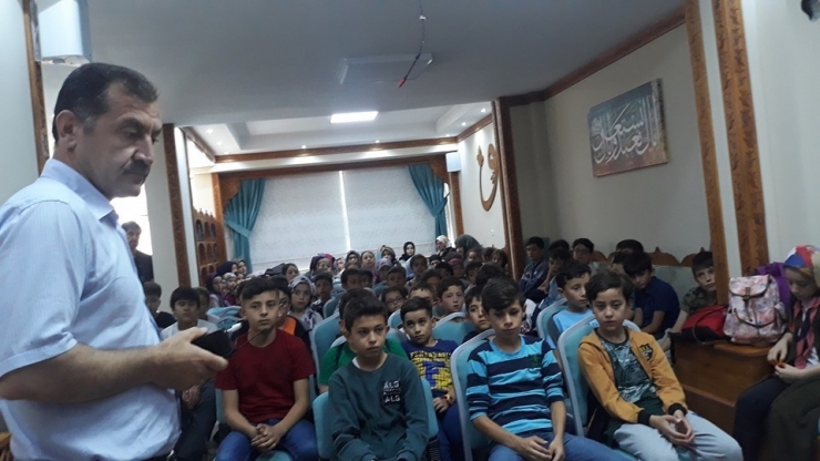 Yaz Kur’an Kursu Öğrencilerine Şehitlik Anlatıldı