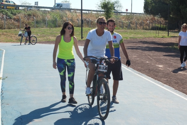 "Açın Yolu, Süslü Kadınlar Geliyor"