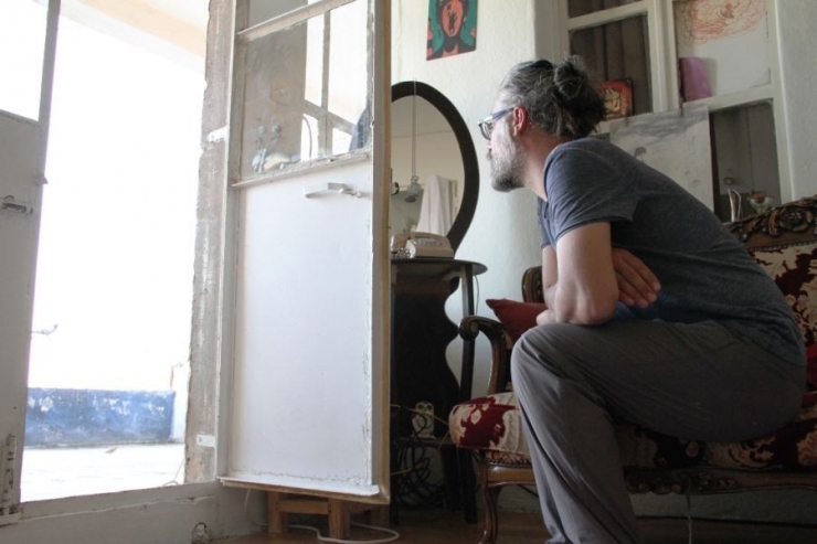 Her Gün Balkonda Kuşların Yolunu Bekliyor