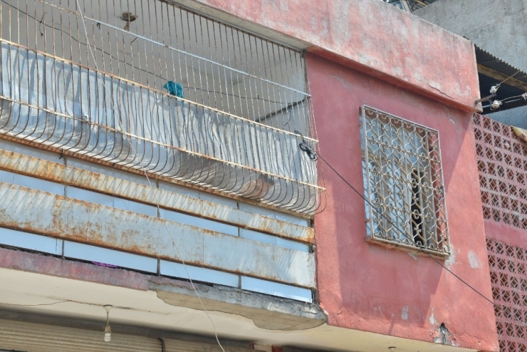 6 Aylık Bebeğiyle 2 Çocuğunu Evde Bırakıp Gezmeye Gitti