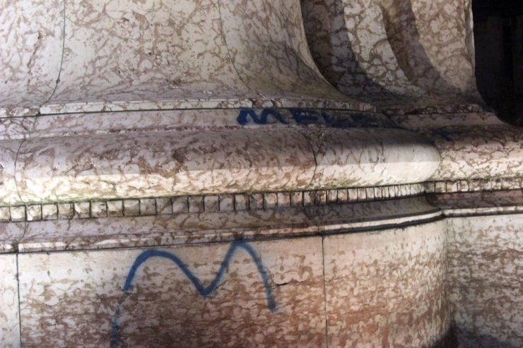 Taksim Cumhuriyet Anıtı’na Sprey Boyayla Yazı Yazdılar