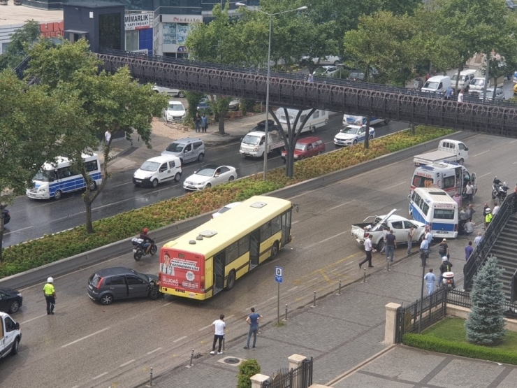 Bursa’da Yağmur Kaza Getirdi: 5 Araç Birbirine Girdi