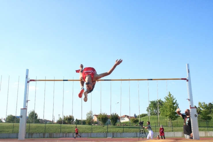Merakı İle Başladığı Uzun Atlama Sporu İle Dünya İkincisi Oldu