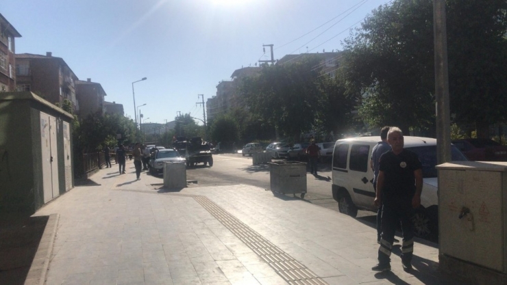 Diyarbakır Yenişehir İlçe Emniyet Müdürlüğü Şehitler Polis Merkezi Amirliği Önünde Bekleyen Zırhlı Polis Aracına Kimliği Belirsiz Kişi Veya Kişiler Tarafından El Yapımı Patlayıcı (Eyp) Ve Silah İle Saldırı Düzenlendi. Saldır