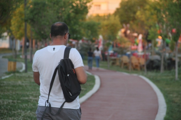 Ucuz Biletle 13 Yılda 36 Farklı Ülke Gezdi