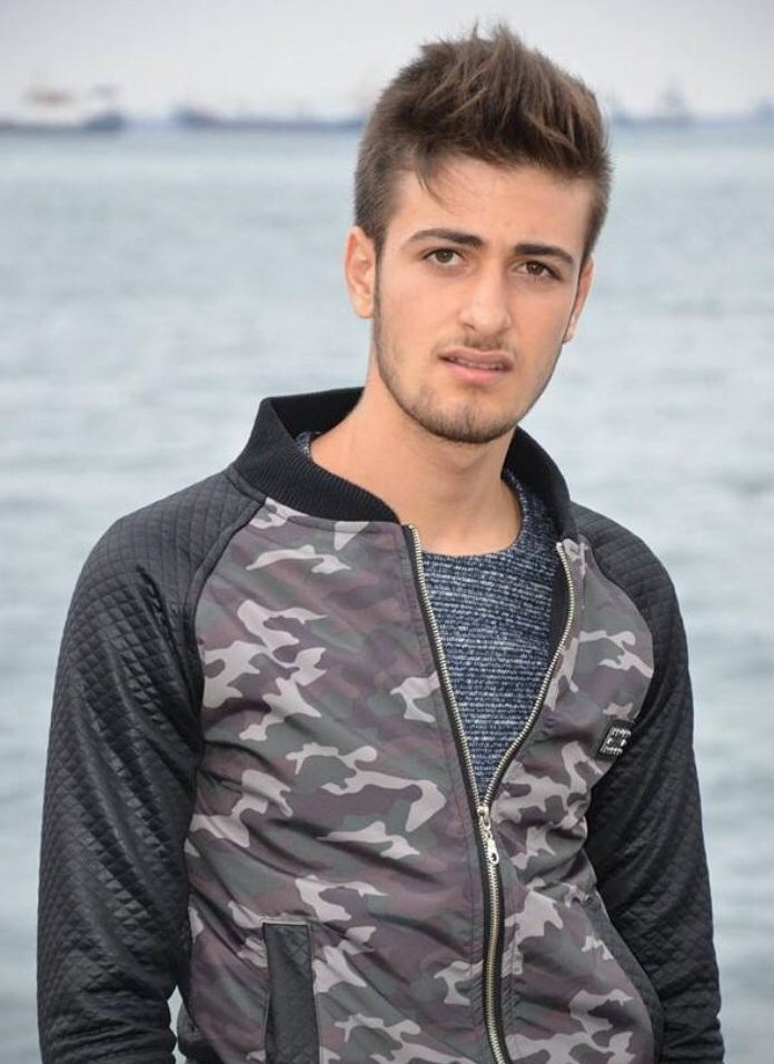 Cinnet Getirdi, Eşini Ve Çocuğunu Silahla Öldürdü