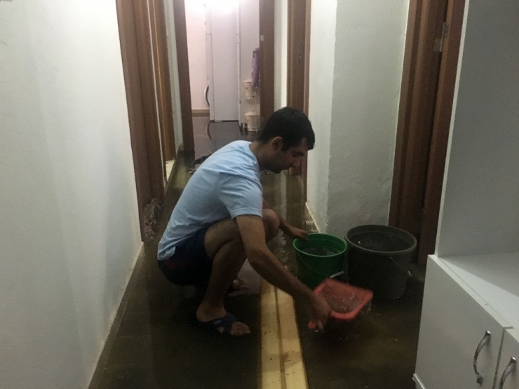 Yağmur Sonrası Evini Su Basan Hamile Kadın Acil Doğuma Alındı