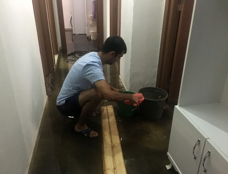 Yağmur Sonrası Evini Su Basan Hamile Kadın Acil Doğuma Alındı