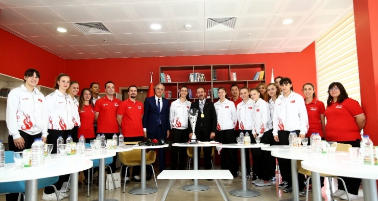 Namağlup Altın Kızlar, Bakan Kasapoğlu İle Buluştu