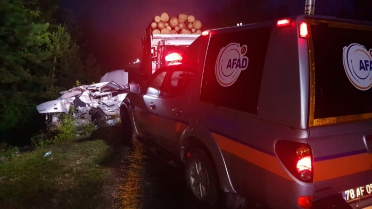 Otomobil Tomruk Yüklü Kamyonla Çarpıştı: 2 Ölü, 2 Yaralı