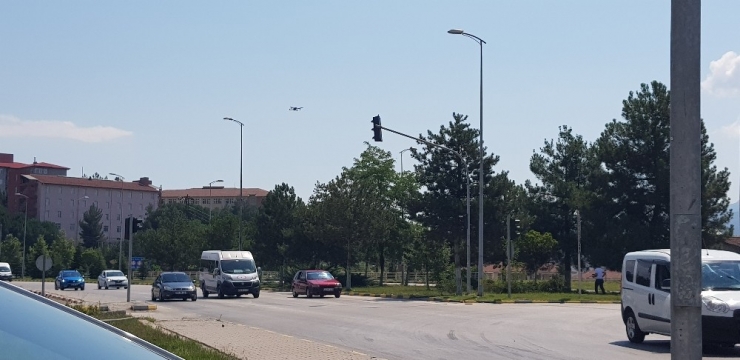 Drone İle Kırmızı Işıkta Geçtiği Tespit Edilen 60 Sürücüye Ceza Yağdı