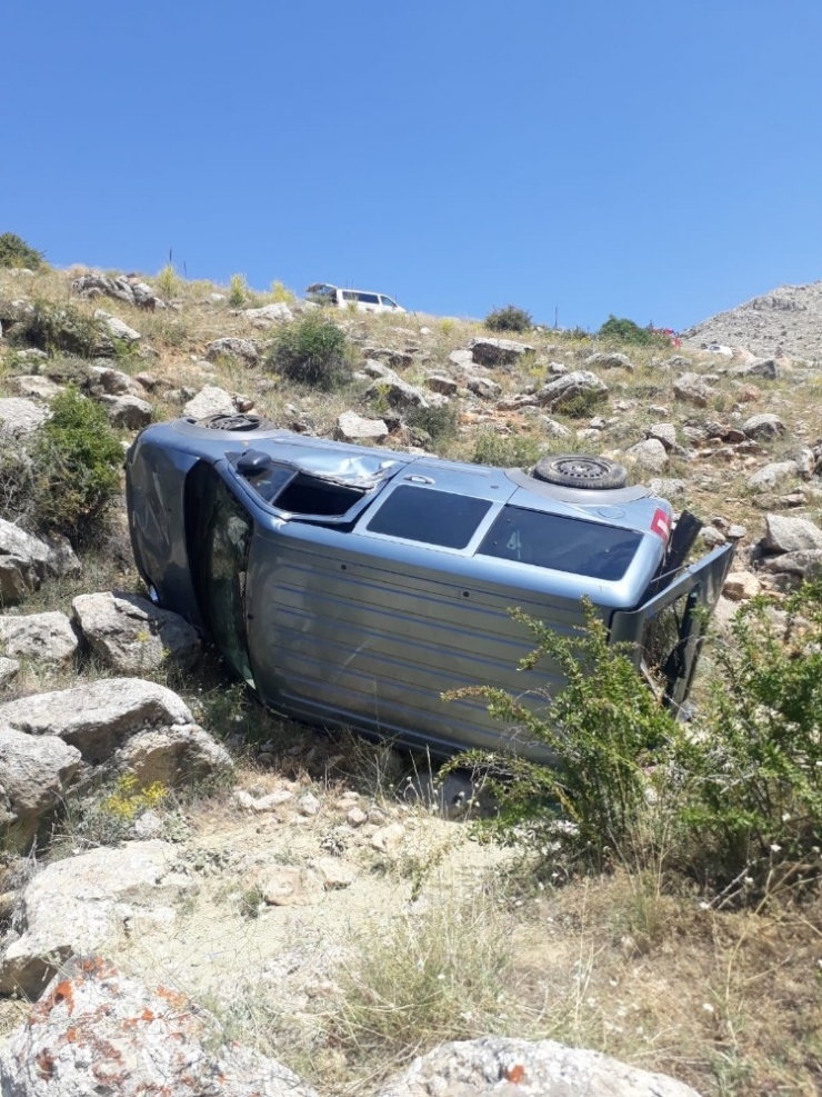 Otomobil Şarampole Yuvarlandı: 2 Yaralı