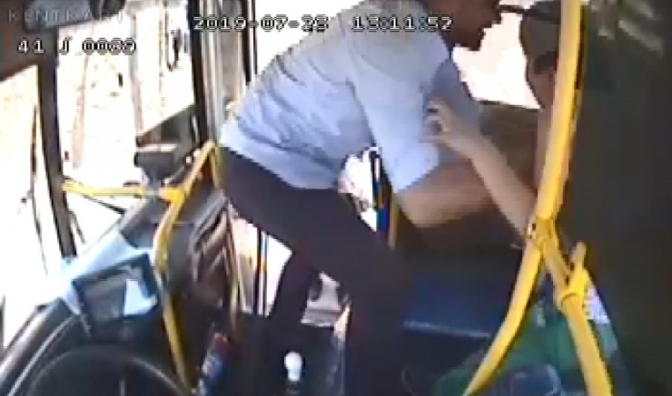 Otobüs Sürücüsü, Kucağına Alarak Araca Bindirdiği Engelli Çocuk İçin Güzergahını Değiştirdi