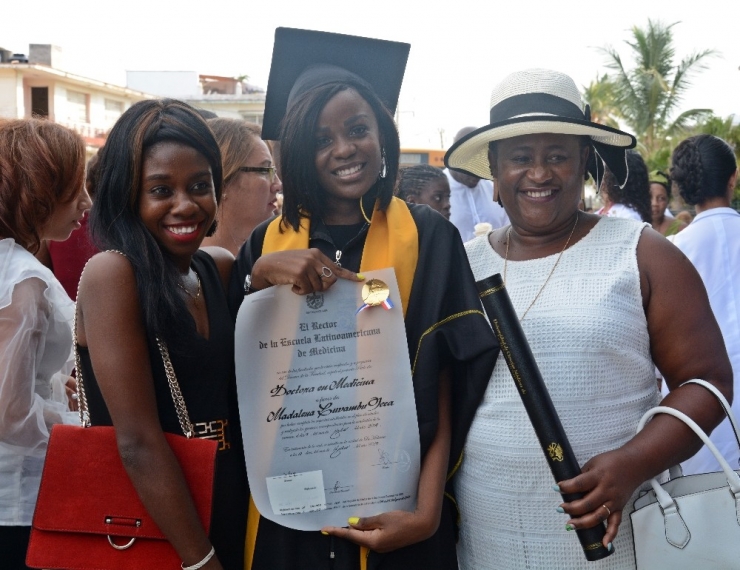 Küba’da 104 Ülkeden 500 Öğrenci Doktorluk Eğitimini Tamamladı