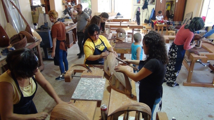 Mersinli Kadınlar Bağlamaya Hayat Veriyor