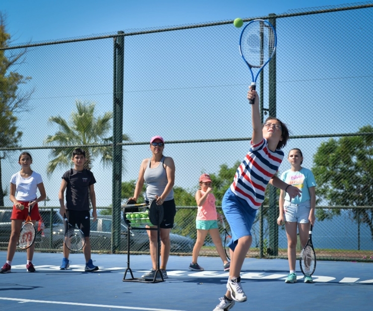 Muratpaşa’da Genç Raketler Yetişiyor