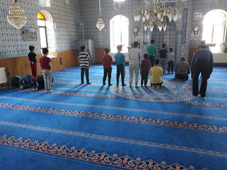 Namaz Kılmasını Öğrenen Öğrenciler Ödüllendiriliyor