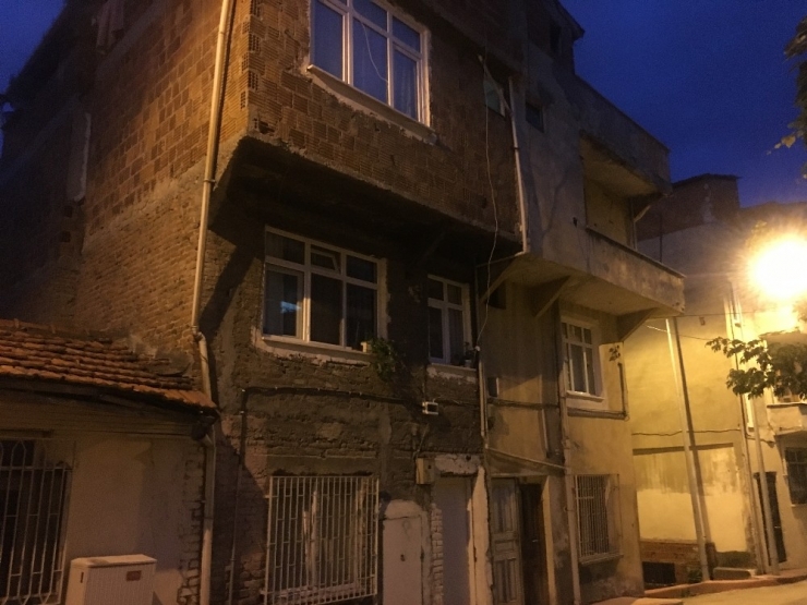 2 Yaşındaki Çocuk Pencereden Beton Zemine Düştü