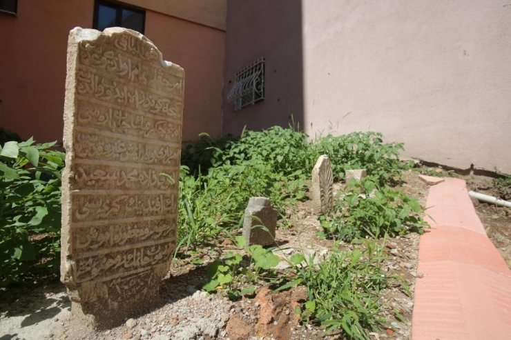 İki Asırlık Kabre Sahip Çıkıldı