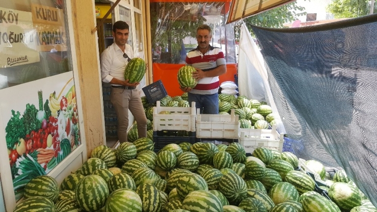 Köylerde Üretilen Karpuz Tezgahlarda Yerini Aldı