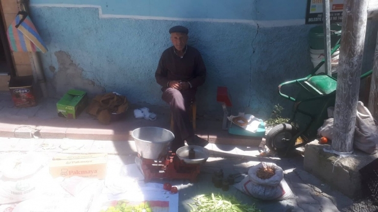 55 Yıldır Organik Ürün Üretip Satarak Geçimini Sağlıyor