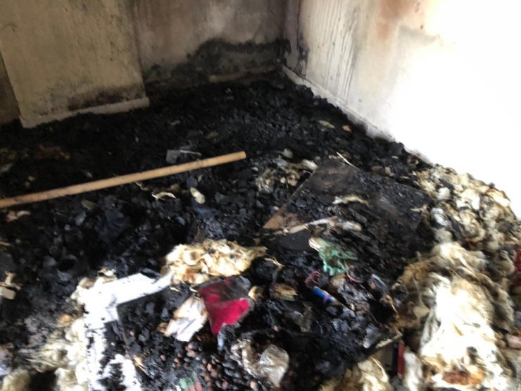 Elektrik Kontağından Çıkan Yangın Evi Kül Etti