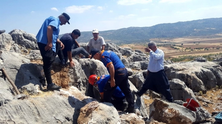 Kayalıklarda Kuyuya Düşen Keçi Kurtarıldı